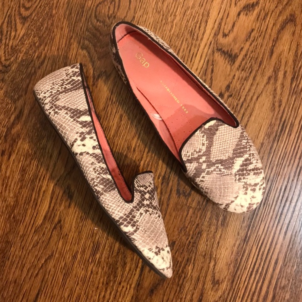 EUC Chic Faux Snakeskin Loafers GAP Sz. 7